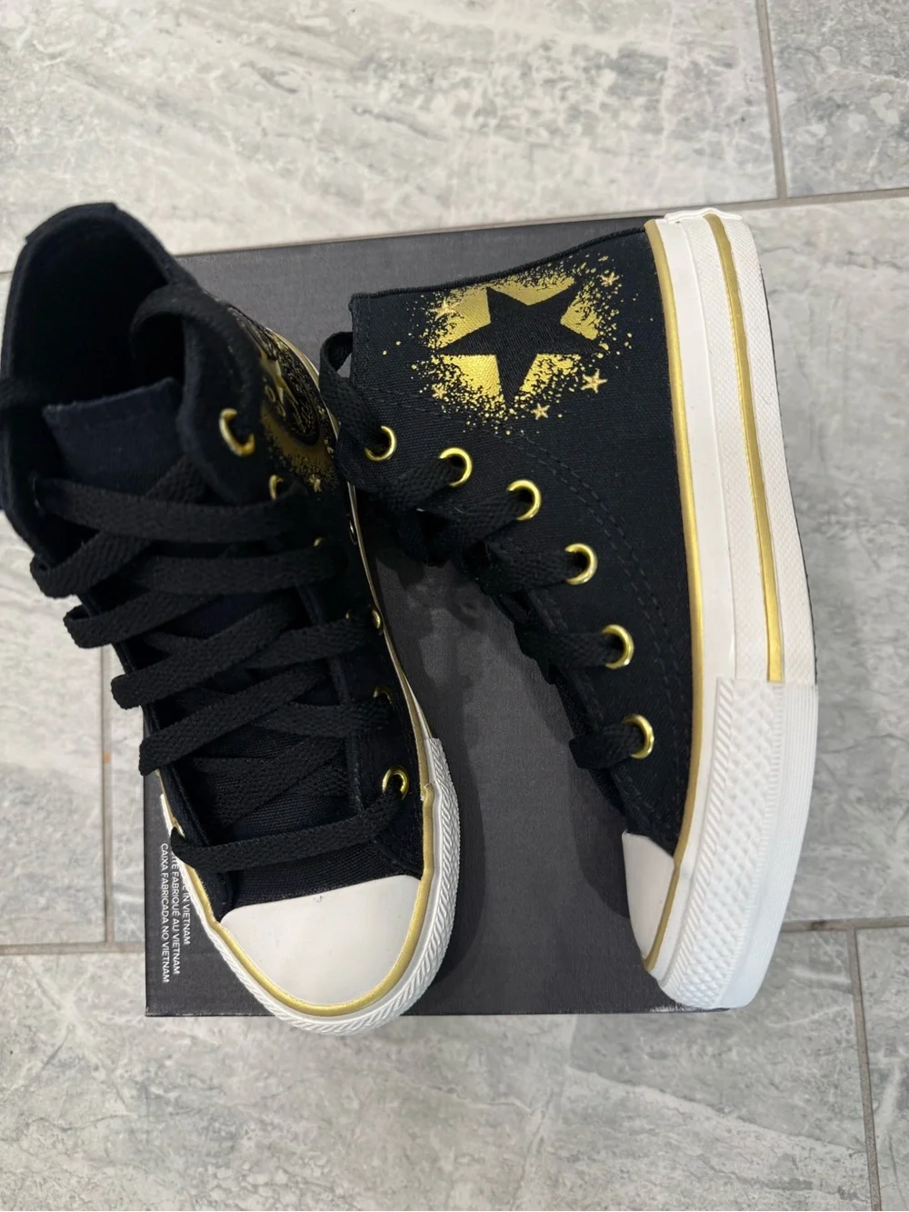 New girls Sz 11, 12, 1 Converse Kids Black & Gold Star High-Top Shoes